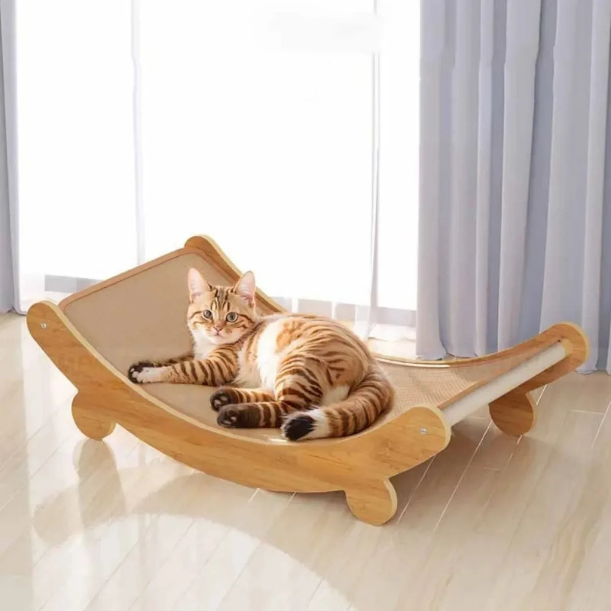 Modernes Katzenbett aus Holz im skandinavischen Design