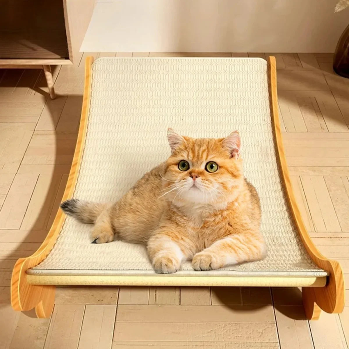 Modernes Katzenbett aus Holz im skandinavischen Design