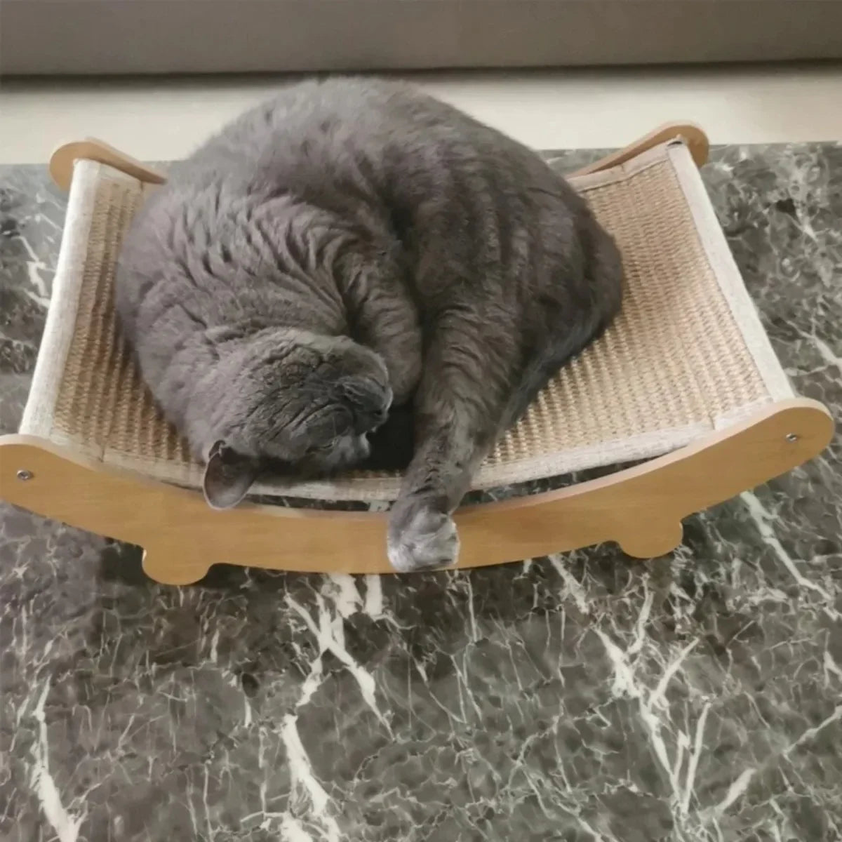 Modernes Katzenbett aus Holz im skandinavischen Design
